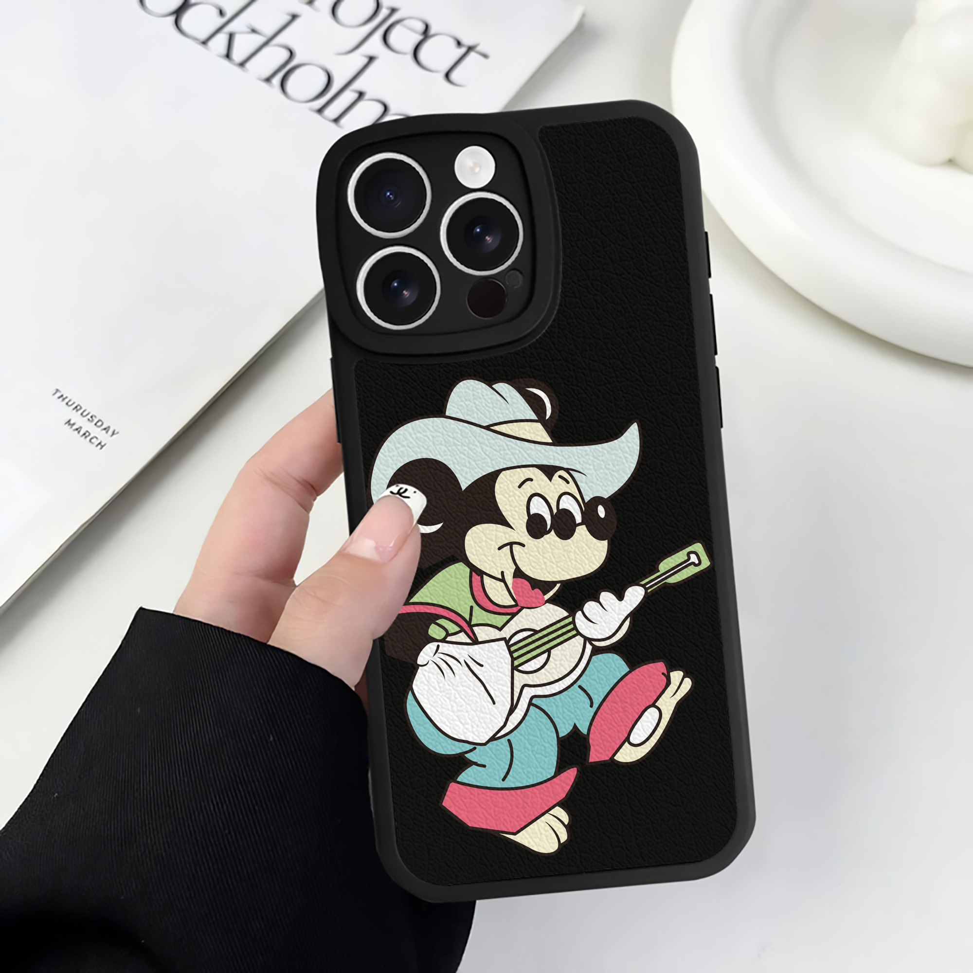 （画像用） ミッキーマウス Mickey Mouse 【iPhone 16シリーズ対応】シリコンスマホケース（レザー調） 材質：シリコン